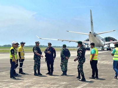 Potret TNI Periksa Pesawat Mendarat Darurat di Kualanamu gegara Ancaman Bom