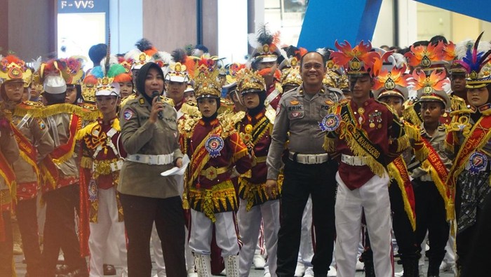 Polisi cilik berlomba di Gebyar Polisi Cilik 2025 yang digelar Ditlantas Polda Jatim.