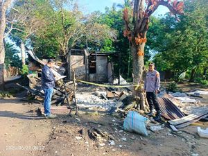 Rumah Kayu di Palembang Terbakar, Polisi Selidiki Penyebabnya Rumah Kayu di Palembang Terbakar, Polisi Selidiki Penyebabnya