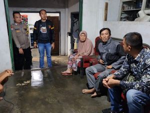 Viral Video Penjual Roti di Lampung Diusir dan Diancam Pria Bawa Kayu Viral Video Penjual Roti di Lampung Diusir dan Diancam Pria Bawa Kayu