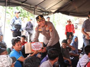 HUT Bhayangkara, Polres Siak Turun Beri Bansos ke Korban Kericuhan di PT SSL