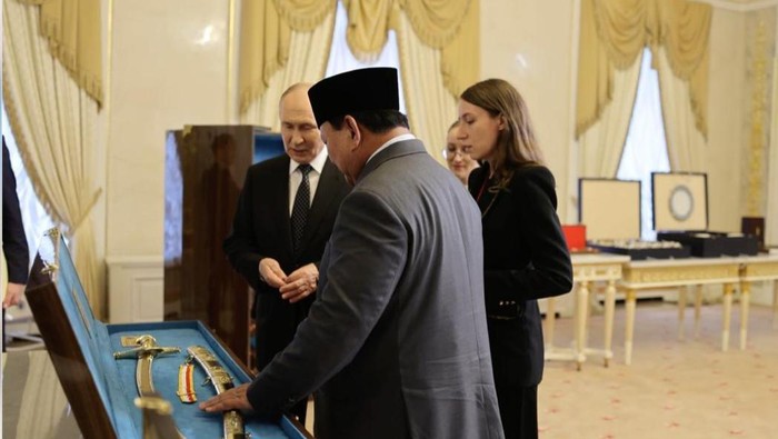 Prabowo dan Putin saling bertukar cindera mata. Prabowo dan Putin saling bertukar cindera mata.
