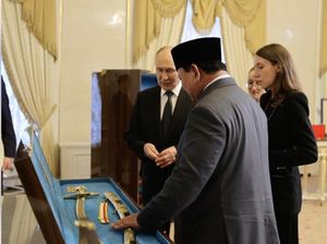 Bertukar Cendera Mata, Prabowo Beri Miniatur Garuda hingga Keris Bali ke Putin