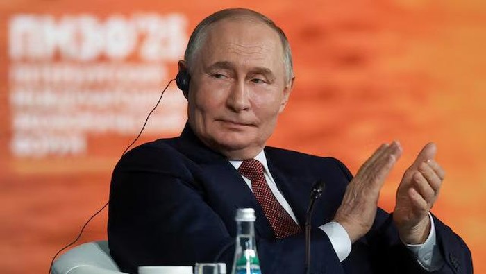 Presiden Rusia Vladimir Putin Russias President Vladimir Putin applauds during a plenary session of the St. Petersburg International Economic Forum (SPIEF) in Saint Petersburg, Russia, June 20, 2025. REUTERS/Anton Vaganov/File Photo Purchase Licensing Rights
