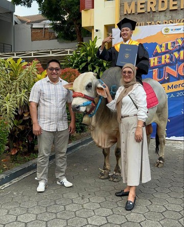 Viral Mahasiswa Bawa Sapi saat Wisuda, Ada Kisah Inspiratif di Baliknya