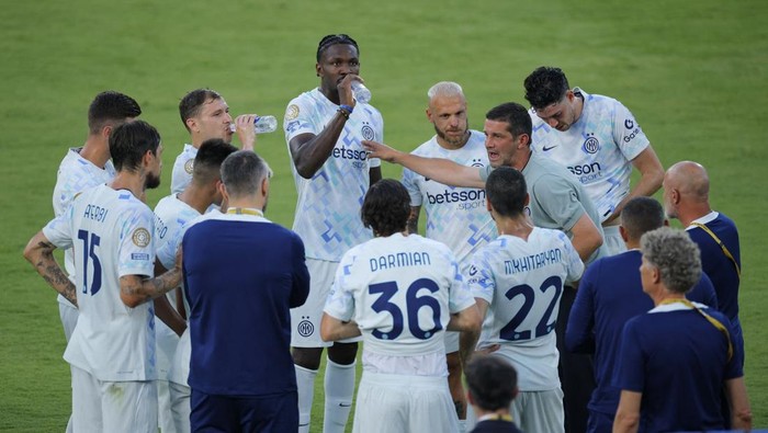 SOCCER-CLUB-MTY-INT/ Soccer Football - FIFA Club World Cup - Group E - CF Monterrey v Inter Milan - Rose Bowl Stadium, Pasadena, California, U.S. - June 17, 2025 Inter Milan coach Cristian Chivu speaks to his players during a water break REUTERS/Mike Blake