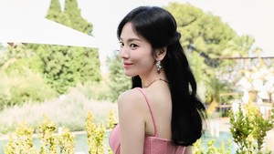 Bukan Soal Cantik, Ini yang Dipikirkan Song Hye Kyo Saat Bercermin