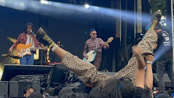 Aksi Moshing Panaskan The Panturas di Allo Bank Festival 2025