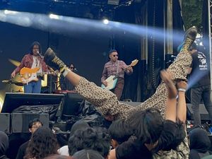 Aksi Moshing Panaskan The Panturas di Allo Bank Festival 2025