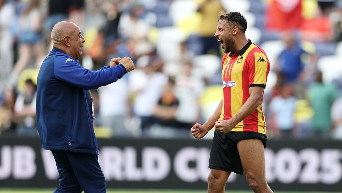 Youcef Belaili (kanan) menjadi penentu kemenangan Esperance di laga ini. Foto: FIFA via Getty Images/Andy Lyons - FIFA