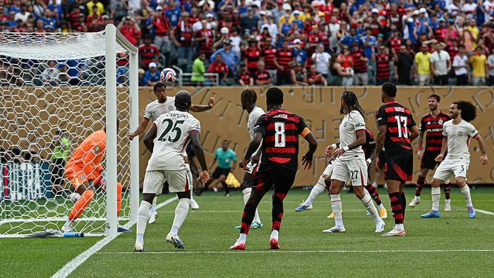 PHILADELPHIA, PENNSYLVANIA - JUNE 20: Levi Colwill #6 of Chelsea FC clears the ball off the line during the FIFA Club World Cup 2025 group D match between CR Flamengo and Chelsea FC at Lincoln Financial Field on June 20, 2025 in Philadelphia, Pennsylvania. (Photo by Stephen Nadler/ISI Photos/ISI Photos via Getty Images)