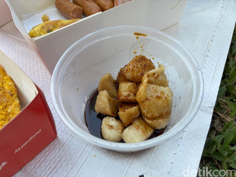 Di Festival HUT DKI, banyak kuliner menggoda yang sayang dilewatkan.