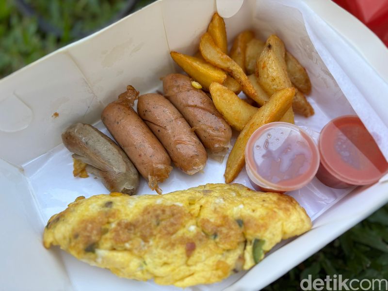Di Festival HUT DKI, banyak kuliner menggoda yang sayang dilewatkan.