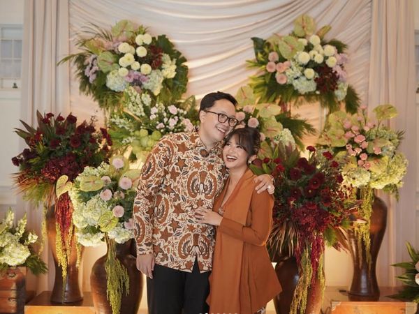 7 Foto Pertunangan Adira Kania Putri Ikke Nurjanah, Cantik Berkebaya Terakota