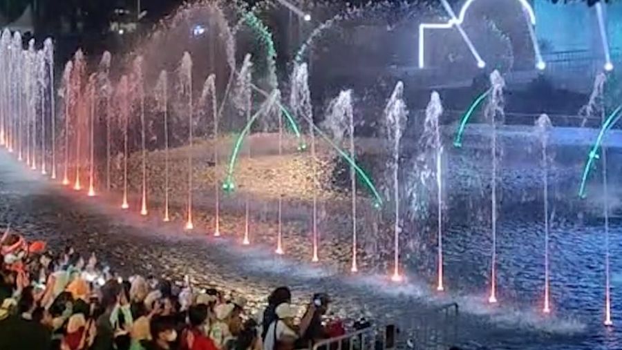 Video: Aksi Dancing Fountain-Laser Show di Malam Puncak Perayaan HUT Jakarta