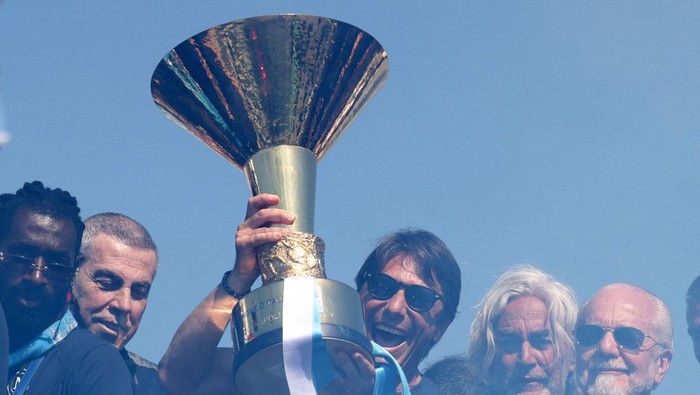Soccer Football - Serie A - Napoli Victory Parade - Naples, Italy - May 26, 2025 Napoli coach Antonio Conte and Napoli President Aurelio de Laurentiis celebrate on a bus with the trophy during the victory parade REUTERS/Matteo Minnella