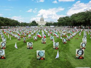 Bendera dan Foto Korban Iran Penuhi Gedung Capitol AS Bendera dan Foto Korban Iran Penuhi Gedung Capitol AS