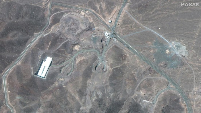 Diserang AS, Iran Perkuat Pertahanan Bunker Nuklir Fordow A satellite image shows trucks positioned near the entrance of the Fordow fuel enrichment facility, near Qom, Iran June 19, 2025. Maxar Technologies/Handout via REUTERSTHIS IMAGE HAS BEEN SUPPLIED BY A THIRD PARTY. NO RESALES. NO ARCHIVES. MANDATORY CREDIT. MUST NOT OBSCURE LOGO