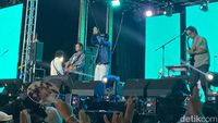 Panggung Musik Kerasnya DMasiv di Allo Bank Festival 2025