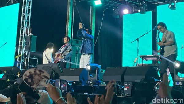 Panggung Musik Kerasnya DMasiv di Allo Bank Festival 2025