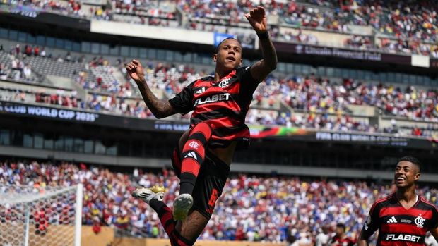 PHILADELPHIA, PENNSYLVANIA - JUNE 20: Wallace Yan #64 of CR Flamengo celebrates scoring his team's third goal during the FIFA Club World Cup 2025 group D match between CR Flamengo and Chelsea FC at Lincoln Financial Field on June 20, 2025 in Philadelphia, Pennsylvania.   David Ramos/Getty Images/AFP (Photo by David Ramos / GETTY IMAGES NORTH AMERICA / Getty Images via AFP)