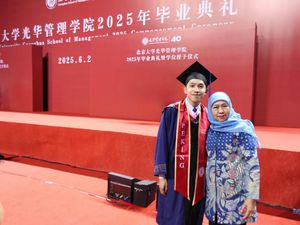 Hadiri Wisuda Sang Putra, Khofifah Jadi Tamu Kehormatan Peking University Hadiri Wisuda Sang Putra, Khofifah Jadi Tamu Kehormatan Peking University