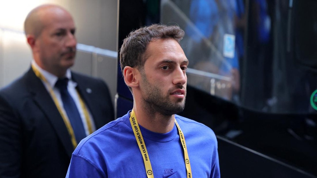 Gelandang Inter Milan Hakan Calhanoglu lagi diminati Galatasaray (REUTERS/DANIEL COLE)