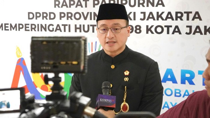 Anggota DPRD DKI Jakarta, Fraksi PDI Perjuangan Hardiyanto Kenneth di Wawancarai Wartawan Pada Saat Rapat Paripurna HUT Kota Jakarta ke-498.