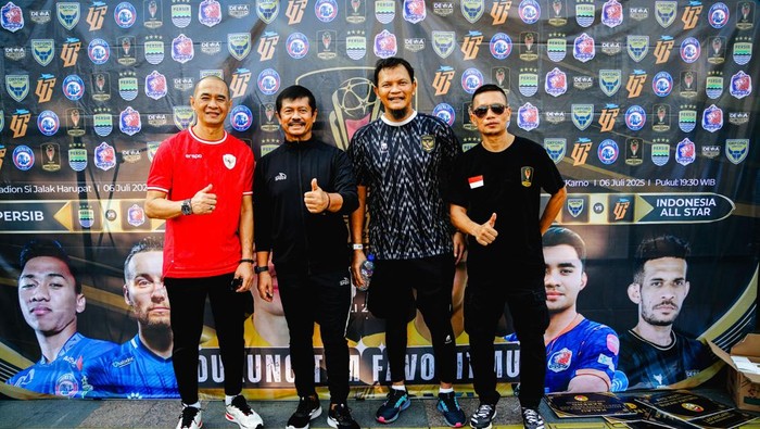 Indra Sjafri bareng  para mantan pesepakbola Indonesia.