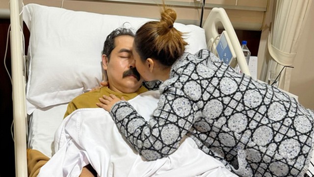 Berita Viral Selebriti dari InsertLive : Inul Daratista Ungkap Kondisi Adam Suseno usai Jalani Operasi di Kaki