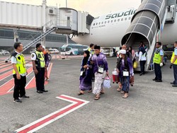 Jemaah Haji Kloter 33 Tiba di Juanda Usai Diterpa Ancaman Bom