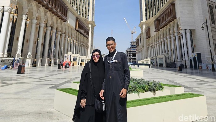 Jemaah haji autoimun Jemaah haji khusus Aida Tourindo Wisata dengan autoimun dikala menunaikan haji, Juni 2025.
