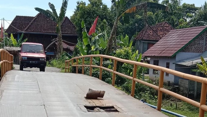 Jembatan desa kembali rusak di Ogan Ilir. Jembatan desa kembali rusak di Ogan Ilir.
