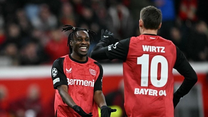 Jeremie Frimpong-Florian Wirtz Bayer Leverkusens German midfielder #10 Florian Wirtz (R) celebrates with Bayer Leverkusens Dutch defender #30 Jeremie Frimpong scoring his teams third goal during the UEFA Champions League football match Bayer 04 Leverkusen vs FC Salzburg in Leverkusen, western Germany on November 26, 2024. (Photo by INA FASSBENDER / AFP)