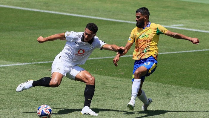 Soccer Football - FIFA Club World Cup - Group F - Mamelodi Sundowns v Borussia Dortmund - TQL Stadium, Cincinnati, Ohio, U.S. - June 21, 2025 Borussia Dortmunds Jobe Bellingham in action with Mamelodi Sundowns Keanu Cupido IMAGN IMAGES via Reuters/Katie Stratman