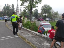 Mobil Paket Terjun Bebas-Nyungsep Sawah di Kulon Progo