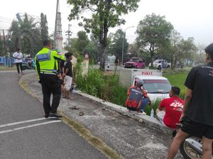 Mobil Paket Terjun Bebas-Nyungsep Sawah di Kulon Progo Mobil Paket Terjun Bebas-Nyungsep Sawah di Kulon Progo