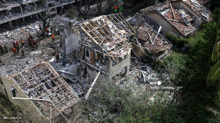 Konflik Israel-Iran Pasukan keselamatan Israel dan petugas tanggap darurat berkumpul di lokasi serangan Iran yang memukul kawasan permukiman di kawasan Ramat Aviv di Tel Aviv pada 22 Juni 2025. Setidaknya 16 orang terluka dan setidaknya satu pengaruh dilaporkan di Israel cuilan tengah setelah Iran meluncurkan dua gelombang rudal ke negara itu menyusul pengeboman AS kepada lokasi nuklirnya, menurut layanan evakuasi dan laporan.