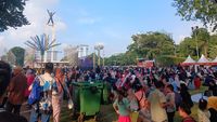 Warga Padati Lapangan Banteng, Mau Nonton Konser HUT Jakarta