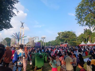 Warga Padati Lapangan Banteng, Mau Nonton Konser HUT Jakarta
