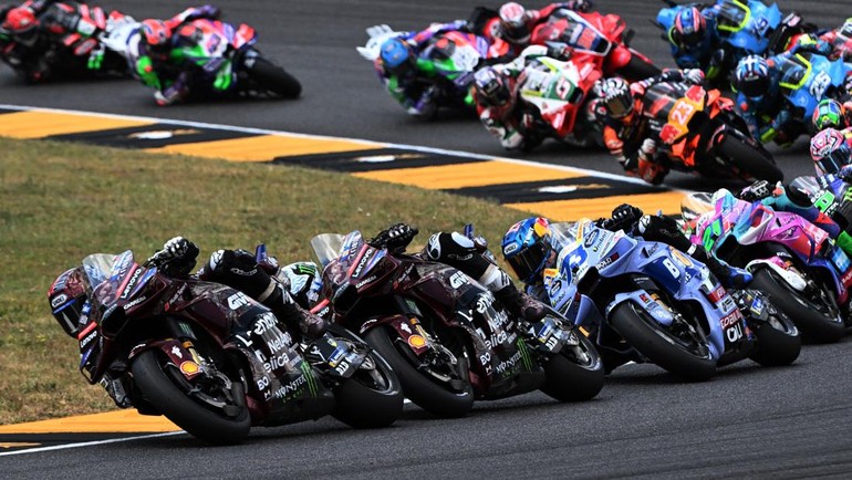 Sementara itu, posisi enam hingga sepuluh ditempati oleh Franco Morbidelli, Raul Fernandez, Pedro Acosta, Brad Binder, dan Ai Ogura. Hasil ini menambah ketat persaingan klasemen MotoGP 2025 yang semakin seru jelang paruh musim. (REUTERS/Jennifer Lorenzini)
