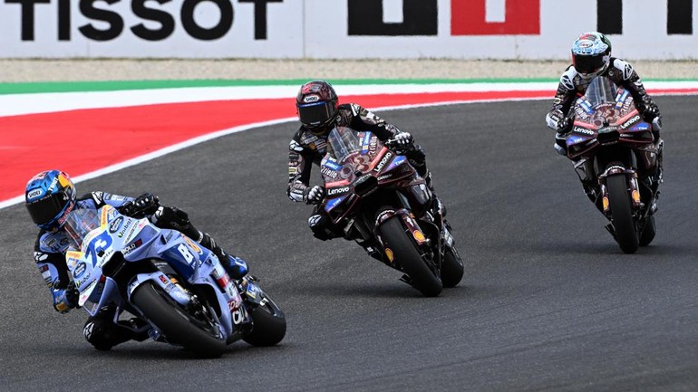 Persaingan ketat terjadi sejak awal lomba. Francesco Bagnaia sempat berhasil menyalip Marc Marquez selepas start dan memimpin balapan di awal-awal lap. Namun, dominasi Bagnaia tak bertahan lama karena Marc dan adiknya, Alex Marquez, mulai menekan dan merebut posisi terdepan. (REUTERS/Jennifer Lorenzini)