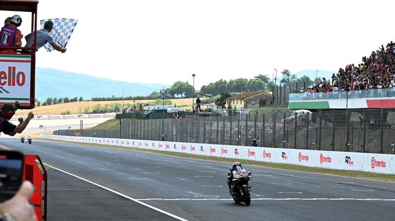 Lanjut di Italia, Marquez kembali menjadi yang tercepat. Rider Ducati Lenovo Team itu melesat di atas Desmosedici GP25. (Foto: REUTERS/Jennifer Lorenzini)