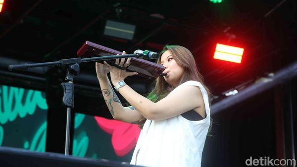 Danilla Riyadi Bawa Nuansa Syahdu di Allo Bank Festival Jakarta 2025