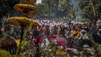 Ngertakeun Bumi Lamba, Momen Sakral Warga dari Berbagai Suku dan Agama di Tangkuban Parahu