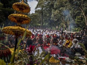 Ngertakeun Bumi Lamba, Momen Sakral Warga dari Berbagai Suku dan Agama di Tangkuban Parahu Ngertakeun Bumi Lamba, Momen Sakral Warga dari Berbagai Suku dan Agama di Tangkuban Parahu
