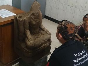 Warga di Kediri Temukan Diduga Arca 4 Wajah Saat Gali Kebun Tebu Warga di Kediri Temukan Diduga Arca 4 Wajah Saat Gali Kebun Tebu