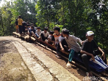 Melihat Keceriaan Anak-anak di Garut Isi Liburan Main Lori