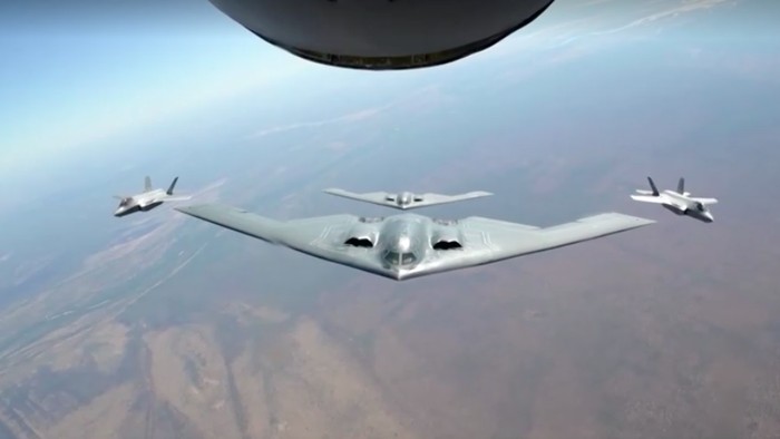 Pesawat Pengebom B-2 AS Militer AS atas perintah Presiden Donald Trump sudah menyerang tiga situs nuklir di Iran. Penyerangan itu menggunakan pesawat pengebom B-2.