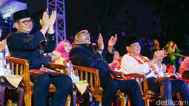 Perayaan HUT ke‑498 Jakarta berlangsung meriah di Lapangan Banteng, Jakarta Pusat, Minggu (22/6). Masyarakat dari berbagai wilayah memadati lokasi sejak siang hari untuk menyaksikan malam puncak yang menampilkan parade budaya Betawi dan hiburan dari artis nasional.